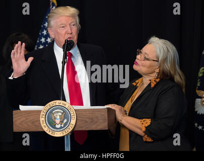 Washington DC, USA. 21. Februar 2017. US-Präsident Donald Trump liefert Bemerkungen mit Alveda King, Nichte von Martin Luther King Jr., nach einer Tour durch die Smithsonian National Museum of African American History & Kultur in Washington, DC am 21. Februar 2017. Bildnachweis: Kevin Dietsch/Pool über CNP/MediaPunch/Alamy Live News Stockfoto