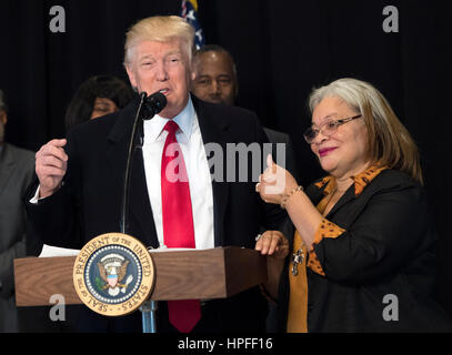 Washington DC, USA. 21. Februar 2017. US-Präsident Donald Trump liefert Bemerkungen mit Alveda King, Nichte von Martin Luther King Jr., nach einer Tour durch die Smithsonian National Museum of African American History & Kultur in Washington, DC am 21. Februar 2017. Bildnachweis: Kevin Dietsch/Pool über CNP/MediaPunch/Alamy Live News Stockfoto