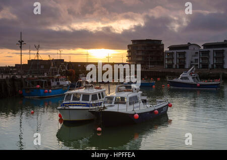 West Bay, Dorset, UK. 21. Februar 2017. Großbritannien Wetter. Aussehende Gewitterhimmel über West Bay Harbour in Dorset bei Sonnenuntergang nach einem Tag mit bedecktem Himmel und über Durchschnittstemperaturen. West Bay ist, dass die Einstellung für das ITV Serie Broadchurch getroffen, die am Montag, 27. Februar für Serie 3 zurückgibt. Bildnachweis: Graham Hunt/Alamy Live-Nachrichten Stockfoto