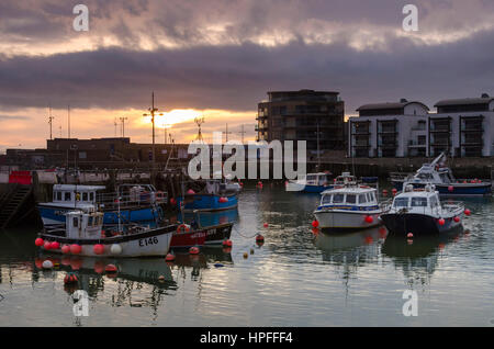 West Bay, Dorset, UK. 21. Februar 2017. Großbritannien Wetter. Aussehende Gewitterhimmel über West Bay Harbour in Dorset bei Sonnenuntergang nach einem Tag mit bedecktem Himmel und über Durchschnittstemperaturen. West Bay ist, dass die Einstellung für das ITV Serie Broadchurch getroffen, die am Montag, 27. Februar für Serie 3 zurückgibt. Bildnachweis: Graham Hunt/Alamy Live-Nachrichten Stockfoto