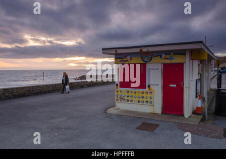 West Bay, Dorset, UK. 21. Februar 2017. Großbritannien Wetter. Aussehende Gewitterhimmel über West Bay in Dorset bei Sonnenuntergang nach einem Tag von bedecktem Himmel und über dem durchschnittlichen Temperaturen. West Bay ist, dass die Einstellung für das ITV Serie Broadchurch getroffen, die am Montag, 27. Februar für Serie 3 zurückgibt. Bildnachweis: Graham Hunt/Alamy Live-Nachrichten Stockfoto