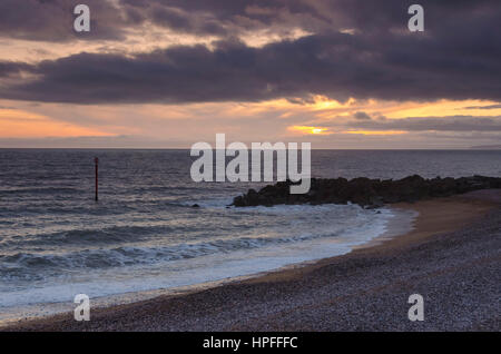 West Bay, Dorset, UK. 21. Februar 2017. Großbritannien Wetter. Aussehende Gewitterhimmel über West Bay in Dorset bei Sonnenuntergang nach einem Tag von bedecktem Himmel und über dem durchschnittlichen Temperaturen. West Bay ist, dass die Einstellung für das ITV Serie Broadchurch getroffen, die am Montag, 27. Februar für Serie 3 zurückgibt. Bildnachweis: Graham Hunt/Alamy Live-Nachrichten Stockfoto