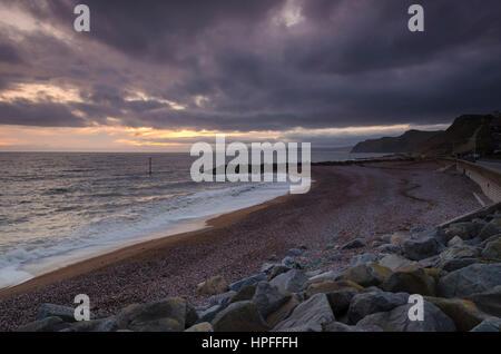 West Bay, Dorset, UK. 21. Februar 2017. Großbritannien Wetter. Aussehende Gewitterhimmel über West Bay in Dorset bei Sonnenuntergang nach einem Tag von bedecktem Himmel und über dem durchschnittlichen Temperaturen. West Bay ist, dass die Einstellung für das ITV Serie Broadchurch getroffen, die am Montag, 27. Februar für Serie 3 zurückgibt. Bildnachweis: Graham Hunt/Alamy Live-Nachrichten Stockfoto