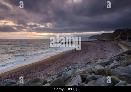 West Bay, Dorset, UK. 21. Februar 2017. Großbritannien Wetter. Aussehende Gewitterhimmel über West Bay in Dorset bei Sonnenuntergang nach einem Tag von bedecktem Himmel und über dem durchschnittlichen Temperaturen. West Bay ist, dass die Einstellung für das ITV Serie Broadchurch getroffen, die am Montag, 27. Februar für Serie 3 zurückgibt. Bildnachweis: Graham Hunt/Alamy Live-Nachrichten Stockfoto