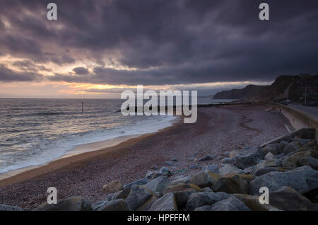 West Bay, Dorset, UK. 21. Februar 2017. Großbritannien Wetter. Aussehende Gewitterhimmel über West Bay in Dorset bei Sonnenuntergang nach einem Tag von bedecktem Himmel und über dem durchschnittlichen Temperaturen. West Bay ist, dass die Einstellung für das ITV Serie Broadchurch getroffen, die am Montag, 27. Februar für Serie 3 zurückgibt. Bildnachweis: Graham Hunt/Alamy Live-Nachrichten Stockfoto