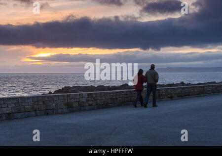 West Bay, Dorset, UK. 21. Februar 2017. Großbritannien Wetter. Aussehende Gewitterhimmel über West Bay in Dorset bei Sonnenuntergang nach einem Tag von bedecktem Himmel und über dem durchschnittlichen Temperaturen. West Bay ist, dass die Einstellung für das ITV Serie Broadchurch getroffen, die am Montag, 27. Februar für Serie 3 zurückgibt. Bildnachweis: Graham Hunt/Alamy Live-Nachrichten Stockfoto