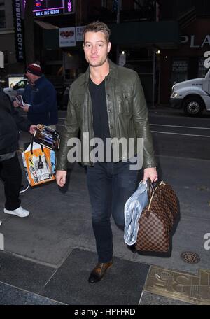 New York, NY, USA. 21. Februar 2017. Justin Hartley unterwegs für Promi-Schnappschüsse - di, New York, NY 21. Februar 2017. Bildnachweis: Derek Sturm/Everett Collection/Alamy Live-Nachrichten Stockfoto