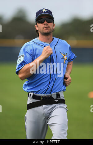 Port Charlotte, Florida, USA. 21. Februar 2017. WILL VRAGOVIC | Times.Tampa Bay Strahlen linker Feldspieler Nick Franklin (2) tut Sprints während des Spring Training Trainings auf Charlotte Sportpark in Port Charlotte, Florida auf Dienstag, 21. Februar 2017. Bildnachweis: Willen Vragovic/Tampa Bay Times / ZUMA Draht/Alamy Live News Stockfoto