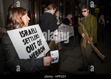 London, UK. 21. Februar 2017. Aktivisten aus London Palästina Aktion protestieren vor dem Büro von Goldman Sachs in der Fleet Street gegen Spenden von der Firma des Hebron-Fonds, eine US-Nächstenliebe gewidmet zur Finanzierung der israelischen Siedlungen in Hebron, die größte palästinensische Stadt im besetzten Westjordanland. Israelischen Siedlungen auf besetztem palästinensischen Gebiet sind nach internationalem Recht illegal und werden als ein großes Hindernis für die Verwirklichung eines dauerhaften Friedens zwischen Israel und Palästina. Bildnachweis: Mark Kerrison/Alamy Live-Nachrichten Stockfoto