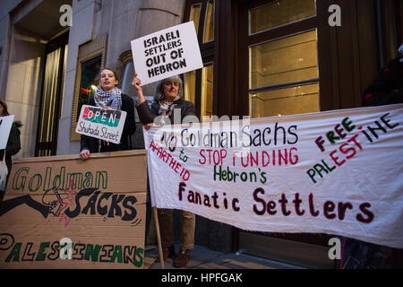 London, UK. 21. Februar 2017. Aktivisten aus London Palästina Aktion protestieren vor dem Büro von Goldman Sachs in der Fleet Street gegen Spenden von der Firma des Hebron-Fonds, eine US-Nächstenliebe gewidmet zur Finanzierung der israelischen Siedlungen in Hebron, die größte palästinensische Stadt im besetzten Westjordanland. Israelischen Siedlungen auf besetztem palästinensischen Gebiet sind nach internationalem Recht illegal und werden als ein großes Hindernis für die Verwirklichung eines dauerhaften Friedens zwischen Israel und Palästina. Bildnachweis: Mark Kerrison/Alamy Live-Nachrichten Stockfoto