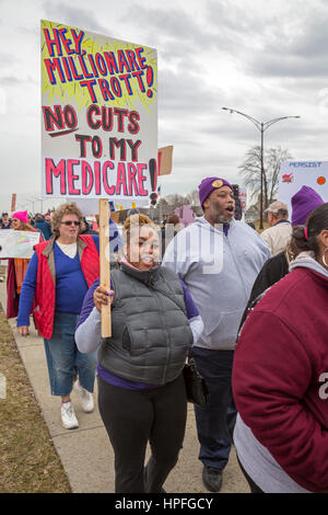 Troy, Michigan, USA. 21. Februar 2017. Wähler Streikposten das Büro des republikanischen Kongressabgeordneten Dave Trott, verlangen, dass er eine Bürgerversammlung zu halten, so dass sie ihren Widerstand gegen die geplante Aufhebung der Obamacare bekannt machen könnte. Sie sagten, dass der Vertreter ein "Huhn" für Reisen nach Indien während des Februar Congressional Aussparung anstatt Treffen mit den Wählern in seinem Bezirk war. Bildnachweis: Jim West/Alamy Live-Nachrichten Stockfoto