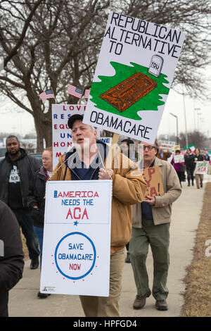 Troy, Michigan, USA. 21. Februar 2017. Wähler Streikposten das Büro des republikanischen Kongressabgeordneten Dave Trott, verlangen, dass er eine Bürgerversammlung zu halten, so dass sie ihren Widerstand gegen die geplante Aufhebung der Obamacare bekannt machen könnte. Sie sagten, dass der Vertreter ein "Huhn" für Reisen nach Indien während des Februar Congressional Aussparung anstatt Treffen mit den Wählern in seinem Bezirk war. Bildnachweis: Jim West/Alamy Live-Nachrichten Stockfoto