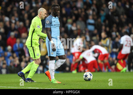 Manchester, UK. 21. Februar 2017. Bacary Sagna von Manchester City und Claudio Bravo von Manchester City sehen niedergeschlagen, als Radamel Falcao von Monaco feiert nach seiner Seite dritten Tor in der UEFA Champions League Runde der 16 erste Bein Match zwischen Manchester City und AS Monaco im Etihad Stadium am 21. Februar 2017 in Manchester, England. Bildnachweis: PHC Bilder/Alamy Live-Nachrichten Stockfoto