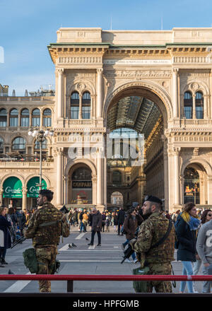 Mailand, Italien. 21. Februar 2017. Schwere militärische Präsenz auf der Piazza Duomo im Herzen von Mailand aufgrund der Bedrohung durch den Terrorismus Credit: Alexandre Rotenberg/Alamy Live News Stockfoto