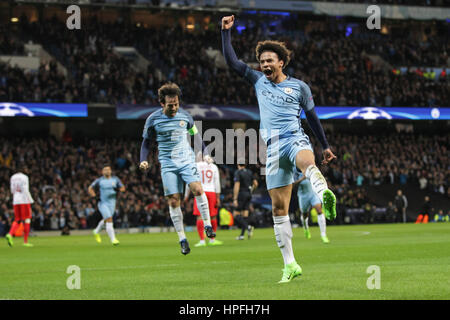 Manchester, UK. 21. Februar 2017. Leroy Sane von Manchester City feiert sein erste Tor in der UEFA Champions League Runde der 16 erste Bein Match zwischen Manchester City und AS Monaco im Etihad Stadium am 21. Februar 2017 in Manchester, England. Bildnachweis: PHC Bilder/Alamy Live-Nachrichten Stockfoto