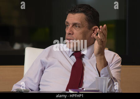 Datei Bilder, Paris, Frankreich, 9. März 2016, Xavier BEULIN in seinem Büro bei Avril Groupe HQ ein Journalist Fragen zu beantworten. Xavier BEULIN starb an einem Herzinfarkt. . Bildnachweis: Laurent Poinet/Alamy Live-Nachrichten Stockfoto