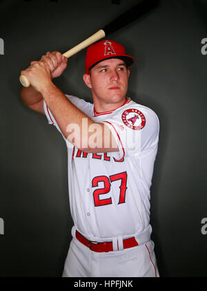 Tempe, AZ, USA. 21. Februar 2017. TEMPE, AZ - FEB. 21, 2017 - Los Angeles Angels of Anaheim Outfielder Mike Trout. Bildnachweis: K.c. Alfred/San Diego Union-Tribune/ZUMA Draht/Alamy Live-Nachrichten Stockfoto