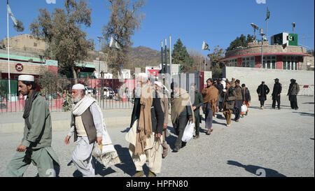 TORKHAM, 21.02.2017: Pakistan-Gate an Torkham Grenze wurde geschlossenen Sinece Fen 17, 2017.  die Grenze Sicherheitskräfte stehen wachsam sein, um jede Art von Unglück zu verhindern. es erwähnt werden hier, die nach militante Angriff auf einen Sufi-Schrein in Pakistan. Stockfoto