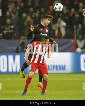 Leverkusen, Deutschland. 21. Februar 2017. Kai Havertz (Leverkusen) (Hinten) gegen Koke (Atletico Madrid) während der Champions League-match zwischen Bayer 04 Leverkusen und Atletico Madrid, Bayarena in Leverkusen am 21. Februar 2017. | Verwendung Weltweit Credit: Dpa/Alamy Live-Nachrichten Stockfoto