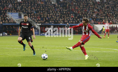 Leverkusen, Deutschland. 21. Februar 2017. Antoine Griezmann (Atletico Madrid) Aufnahmen den Ball in der Champions-League-Spiel zwischen Bayer 04 Leverkusen und Atletico Madrid, Bayarena in Leverkusen am 21. Februar 2017. | Verwendung Weltweit Credit: Dpa/Alamy Live-Nachrichten Stockfoto