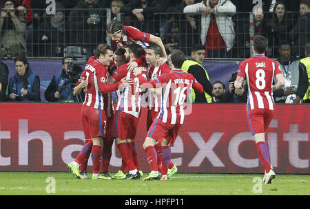 Leverkusen, Deutschland. 21. Februar 2017. Team-Madrid feiern das 3:1-Ziel während der Champions-League-Spiel zwischen Bayer 04 Leverkusen und Atletico Madrid, Bayarena in Leverkusen am 21. Februar 2017. | Verwendung Weltweit Credit: Dpa/Alamy Live-Nachrichten Stockfoto