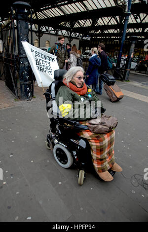 Brighton, Großbritannien. 22.. Februar 2017. RMT-Dirigenten streiken bei Southern Services am Bahnhof Brighton. In diesem Bild ist Miriam Binder, 60, die an mehreren Behinderungen leidet und erklärt, dass sie auf die Hilfe der Dirigenten angewiesen ist, die ihre Unterstützung für die Streikaktion am Mittwoch, 22.. Februar 2017, gewährten.Quelle: David Smith/Alamy Live News Stockfoto