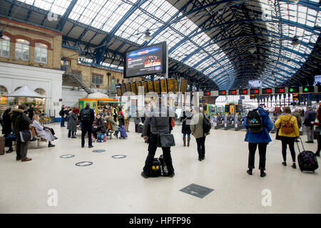 Brighton, UK. 22. Februar 2017. RMT Dirigenten Streiks am südlichen Dienstleistungen am Bahnhof von Brighton. Passagiere warten auf Informationen über die Availabillity der Zugverbindungen auf Mittwoch, 22. Februar 2017 Credit: David Smith/Alamy Live News Stockfoto