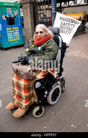 Brighton, Großbritannien. 22.. Februar 2017. RMT-Dirigenten streiken bei Southern Services am Bahnhof Brighton. In diesem Bild ist Miriam Binder, 60, die an mehreren Behinderungen leidet und erklärt, dass sie auf die Hilfe der Dirigenten angewiesen ist, die ihre Unterstützung für die Streikaktion am Mittwoch, 22.. Februar 2017, gewährten.Quelle: David Smith/Alamy Live News Stockfoto