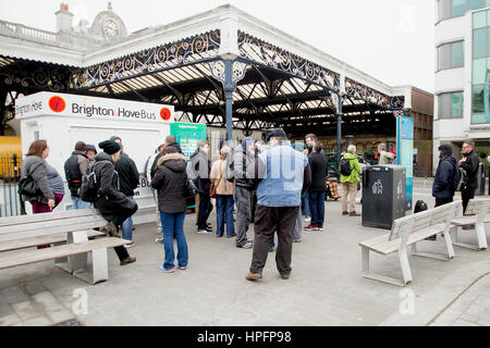 Brighton, UK. 22. Februar 2017. RMT Dirigenten Streiks am südlichen Dienstleistungen am Bahnhof von Brighton. Dies ist die Streikposten außerhalb bei ca. 09:00 auf Mittwoch, 22. Februar 2017 Credit: David Smith/Alamy Live News Stockfoto