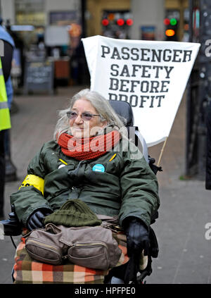 Brighton, UK. 22. Februar 2017. Miriam Binder aus behinderten Menschen gegen schneidet mit Verbandsmitglieder die RMT die Streikposten vor Brighton Bahnhof heute Morgen an einem anderen Tag des Streiks im Streit zwischen dem Management und den Gewerkschaften über Treiber nur trainiert. Die lang andauernde Streit Reisen im Südosten Störungen ist Southern Rail-Leitung der Dirigenten in den Zügen Kredit loswerden wollen: Simon Dack/Alamy Live News Stockfoto