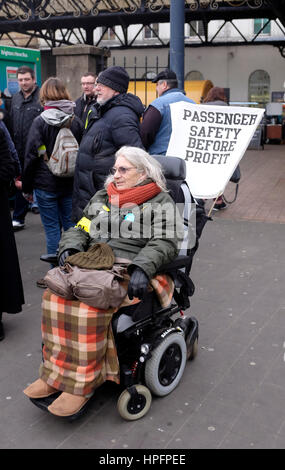 Brighton, UK. 22. Februar 2017. Miriam Binder aus behinderten Menschen gegen schneidet mit Verbandsmitglieder die RMT die Streikposten vor Brighton Bahnhof heute Morgen an einem anderen Tag des Streiks im Streit zwischen dem Management und den Gewerkschaften über Treiber nur trainiert. Die lang andauernde Streit Reisen im Südosten Störungen ist Southern Rail-Leitung der Dirigenten in den Zügen Kredit loswerden wollen: Simon Dack/Alamy Live News Stockfoto