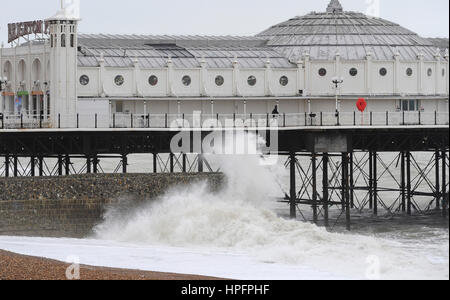 Brighton, UK. 22. Februar 2017. Wellen Absturz in von The Palace Pier Brighton bei starkem Wind heute Morgen als Sturm Doris Köpfe in Richtung Großbritannien in den nächsten Tagen. Bildnachweis: Simon Dack/Alamy Live-Nachrichten Stockfoto