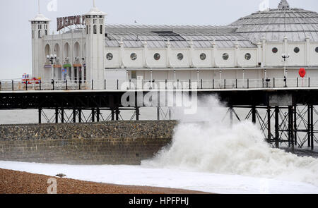 Brighton, UK. 22. Februar 2017. Wellen Absturz in von The Palace Pier Brighton bei starkem Wind heute Morgen als Sturm Doris Köpfe in Richtung Großbritannien in den nächsten Tagen. Bildnachweis: Simon Dack/Alamy Live-Nachrichten Stockfoto