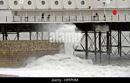 Brighton, UK. 22. Februar 2017. Wellen Absturz in von The Palace Pier Brighton bei starkem Wind heute Morgen als Sturm Doris Köpfe in Richtung Großbritannien in den nächsten Tagen. Bildnachweis: Simon Dack/Alamy Live-Nachrichten Stockfoto