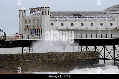 Brighton, UK. 22. Februar 2017. Wellen Absturz in von The Palace Pier Brighton bei starkem Wind heute Morgen als Sturm Doris Köpfe in Richtung Großbritannien in den nächsten Tagen. Bildnachweis: Simon Dack/Alamy Live-Nachrichten Stockfoto