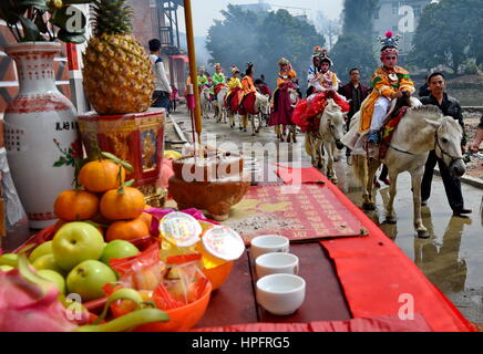 Putian, Putian Stadt von Südosten Chinas Provinz Fujian. 22. Februar 2017. Kinder die parade auf dem Pferderücken in Yangwei Dorf, Putian Stadt der Südosten Chinas Provinz Fujian, 22. Februar 2017. Kinder gekleidet als Sagengestalten Parade durch die Straßen hier am 26. Tag des ersten Monats des chinesischen Mondkalenders. Es ist eine lange Tradition, für Frieden, Wohlstand und gute Ernte zu beten. Bildnachweis: Zhang Guojun/Xinhua/Alamy Live-Nachrichten Stockfoto