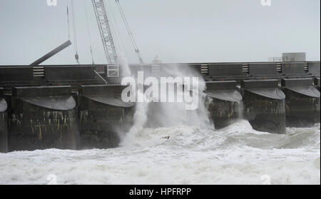 Brighton, UK. 22. Februar 2017. Wellen Absturz über die Brighton Marina westlichen Arm bei starkem Wind heute als Sturm Doris Köpfe in Richtung Großbritannien in den nächsten Tagen. Bildnachweis: Simon Dack/Alamy Live-Nachrichten Stockfoto