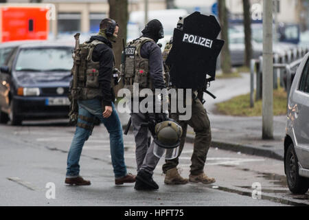 Menden, Deutschland. 22. Februar 2017. Offiziere der spezielle Task Force überqueren Sie eine Straße vor einem Berufskolleg in Menden, Deutschland, 22. Februar 2017. Eine falsche amok Alarm verursacht groß angelegte Polizei Engagement, Spezialeinheiten, die durch das Kollegium gekämmt. Die Bezirksregierung hat ein All-Clear Signal eine Stunde nach dem ersten Alarm. Foto: Marcel Kusch/Dpa/Alamy Live News Stockfoto