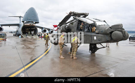 Ramstein-Miesenbach, Deutschland. 22. Februar 2017. Ein AH-64 Apache Kampfhubschrauber ist auf der Ramstein Air Base eine Galaxie c-5-Transporter in Ramstein-Miesenbach, Deutschland, 22. Februar 2017 geliefert. Die erste Apache Kampfhubschrauber kam für den US-Betrieb "Atlantic lösen" am Mittwoch in Ramstein. Sie stammen von Fort Bliss in Texas und wurden von El Paso nach Ramstein eingeflogen. Foto: Martin Goldhahn/Dpa/Alamy Live News Stockfoto