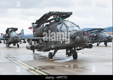 Ramstein-Miesenbach, Deutschland. 22. Februar 2017. Ein AH-64 Apache Kampfhubschrauber ist auf der Ramstein Air Base eine Galaxie c-5-Transporter in Ramstein-Miesenbach, Deutschland, 22. Februar 2017 geliefert. Die erste Apache Kampfhubschrauber kam für den US-Betrieb "Atlantic lösen" am Mittwoch in Ramstein. Sie stammen von Fort Bliss in Texas und wurden von El Paso nach Ramstein eingeflogen. Foto: Martin Goldhahn/Ansicht/Dpa/Alamy Live News Stockfoto