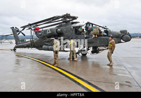 Ramstein-Miesenbach, Deutschland. 22. Februar 2017. Ein AH-64 Apache Kampfhubschrauber ist auf der Ramstein Air Base eine Galaxie c-5-Transporter in Ramstein-Miesenbach, Deutschland, 22. Februar 2017 geliefert. Die erste Apache Kampfhubschrauber kam für den US-Betrieb "Atlantic lösen" am Mittwoch in Ramstein. Sie stammen von Fort Bliss in Texas und wurden von El Paso nach Ramstein eingeflogen. Foto: Martin Goldhahn/Dpa/Alamy Live News Stockfoto