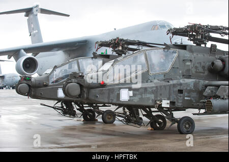 Ramstein-Miesenbach, Deutschland. 22. Februar 2017. Ein AH-64 Apache Kampfhubschrauber ist auf der Ramstein Air Base eine Galaxie c-5-Transporter in Ramstein-Miesenbach, Deutschland, 22. Februar 2017 geliefert. Die erste Apache Kampfhubschrauber kam für den US-Betrieb "Atlantic lösen" am Mittwoch in Ramstein. Sie stammen von Fort Bliss in Texas und wurden von El Paso nach Ramstein eingeflogen. Foto: Martin Goldhahn/Dpa/Alamy Live News Stockfoto