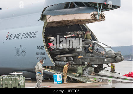 Ramstein-Miesenbach, Deutschland. 22. Februar 2017. Ein AH-64 Apache Kampfhubschrauber ist auf der Ramstein Air Base eine Galaxie c-5-Transporter in Ramstein-Miesenbach, Deutschland, 22. Februar 2017 geliefert. Die erste Apache Kampfhubschrauber kam für den US-Betrieb "Atlantic lösen" am Mittwoch in Ramstein. Sie stammen von Fort Bliss in Texas und wurden von El Paso nach Ramstein eingeflogen. Foto: Martin Goldhahn/Ansicht/Dpa/Alamy Live News Stockfoto