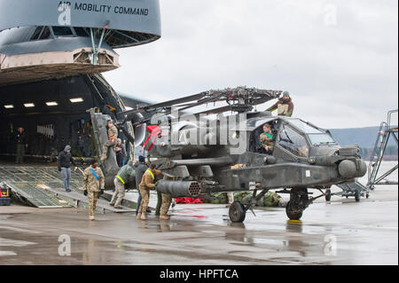 Ramstein-Miesenbach, Deutschland. 22. Februar 2017. Ein AH-64 Apache Kampfhubschrauber ist auf der Ramstein Air Base eine Galaxie c-5-Transporter in Ramstein-Miesenbach, Deutschland, 22. Februar 2017 geliefert. Die erste Apache Kampfhubschrauber kam für den US-Betrieb "Atlantic lösen" am Mittwoch in Ramstein. Sie stammen von Fort Bliss in Texas und wurden von El Paso nach Ramstein eingeflogen. Foto: Martin Goldhahn/Ansicht/Dpa/Alamy Live News Stockfoto