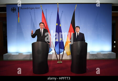 Berlin, Deutschland. 22. Februar 2017. Der niederländische Außenminister Bert Koenders (L) und der deutsche Außenminister Sigmar Gabriel sprechen über ihre Treffen in Berlin, Deutschland, 22. Februar 2017. Foto: Britta Pedersen/Dpa-Zentralbild/Dpa/Alamy Live News Stockfoto