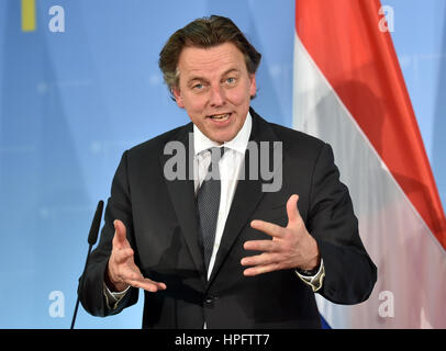 Berlin, Deutschland. 22. Februar 2017. Niederländische Außenminister Bert Koenders spricht über seine Begegnung mit seinem deutschen Kollegen Sigmar Gabriel in Berlin, Deutschland, 22. Februar 2017. Foto: Britta Pedersen/Dpa-Zentralbild/Dpa/Alamy Live News Stockfoto