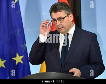 Berlin, Deutschland. 22. Februar 2017. Der deutsche Außenminister Sigmar Gabriel spricht über seine Begegnung mit niederländische Außenminister Bert Koenders in Berlin, Deutschland, 22. Februar 2017. Foto: Britta Pedersen/Dpa-Zentralbild/Dpa/Alamy Live News Stockfoto