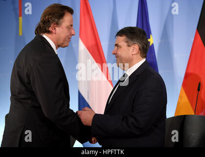 Berlin, Deutschland. 22. Februar 2017. Der niederländische Außenminister Bert Koenders (L) und der deutsche Außenminister Sigmar Gabriel Shake hands in Berlin, Deutschland, 22. Februar 2017. Foto: Britta Pedersen/Dpa-Zentralbild/Dpa/Alamy Live News Stockfoto