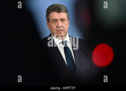 Berlin, Deutschland. 22. Februar 2017. Der deutsche Außenminister Sigmar Gabriel spricht über seine Begegnung mit niederländische Außenminister Bert Koenders in Berlin, Deutschland, 22. Februar 2017. Foto: Britta Pedersen/Dpa-Zentralbild/Dpa/Alamy Live News Stockfoto