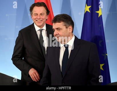 Berlin, Deutschland. 22. Februar 2017. Der niederländische Außenminister Bert Koenders (L) und der deutsche Außenminister Sigmar Gabriel sprechen über ihre Treffen in Berlin, Deutschland, 22. Februar 2017. Foto: Britta Pedersen/Dpa-Zentralbild/Dpa/Alamy Live News Stockfoto